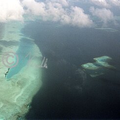 Blick aus der Luft auf ein Atoll