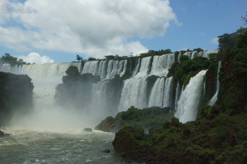 Blick aus der Schlucht auf die Iguazu-Wasserfälle