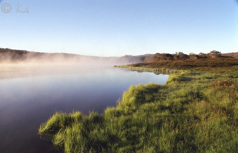 Blick über den Lake Eucumbene an einem frostigen Morgen