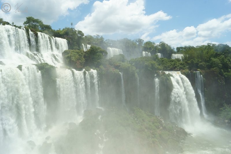 Blick vom Aussichtspunkt auf der Isla San Martin auf die Iguazu-Wasserfälle