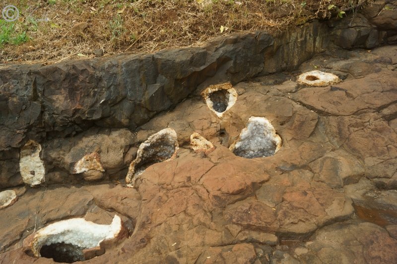Felsen mit geöffneten und angeschnittenen Geoden