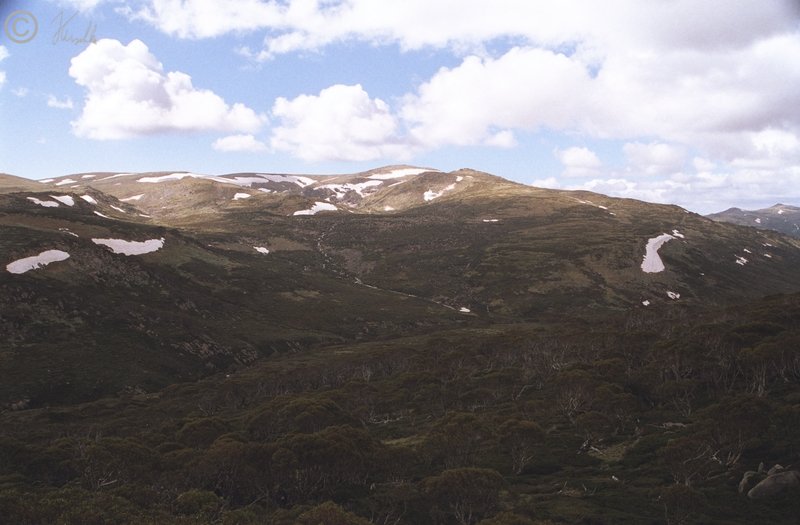 Blick auf Gipfel und Schneefelder des Mt. Kosciuszko
