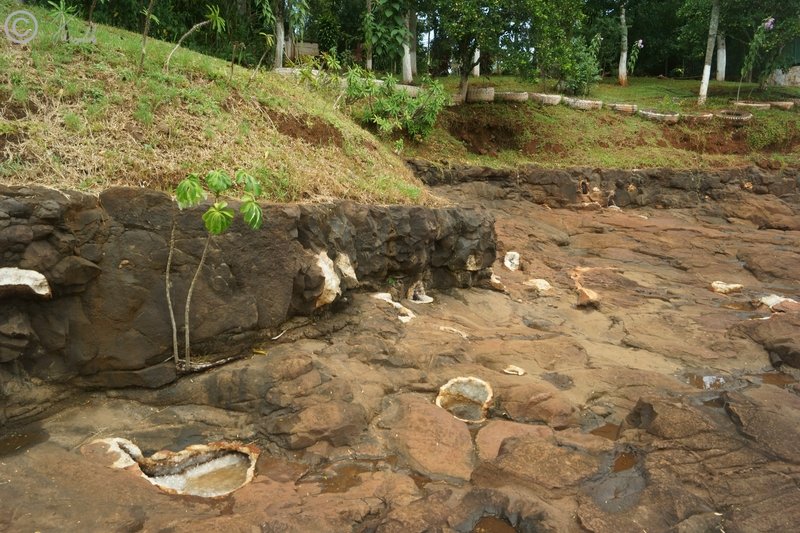 Blick über die Fundstätte mit großen geöffneten Drusen