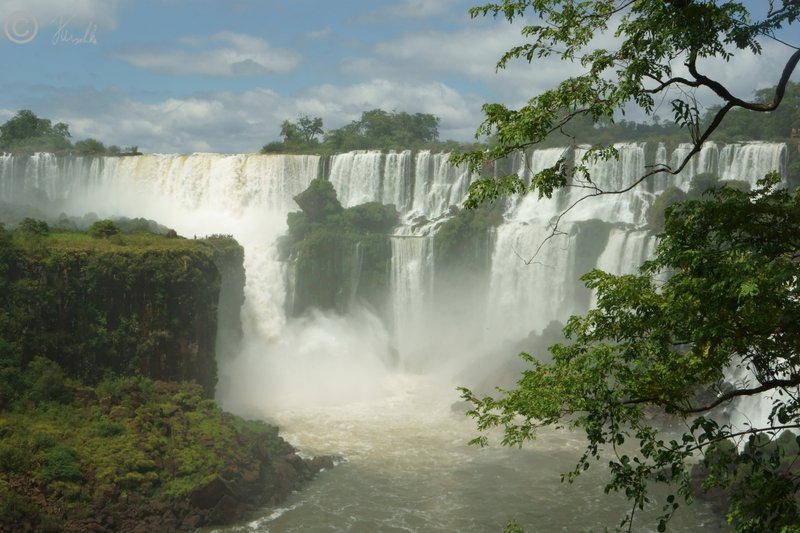 Blick vom unteren Weg über die Isla San Martin auf die Iguazu-Wasserfälle