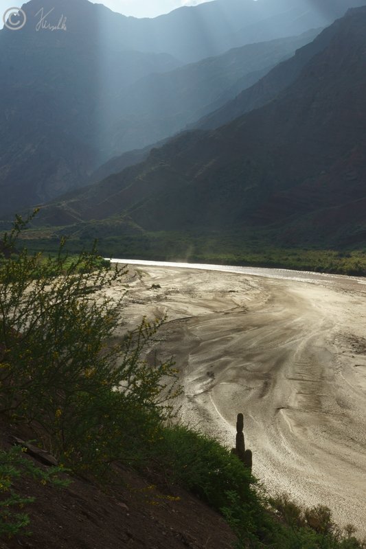 Blick in das Tal des Rio Las Conchas bei El Sapo im Gegenlicht