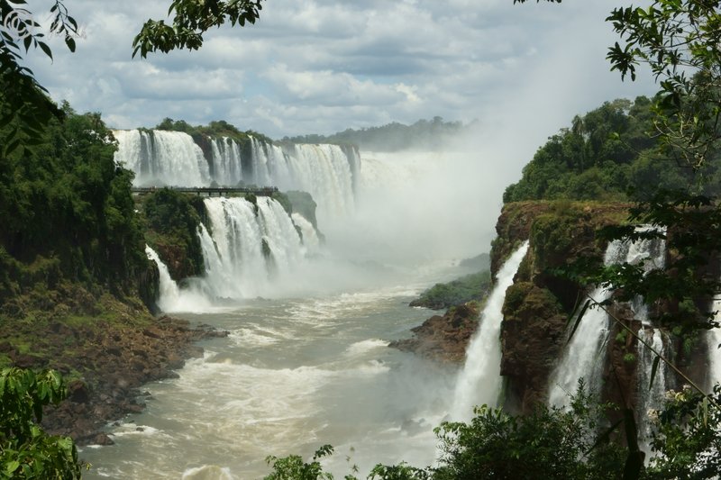 Blick von der Isla San Martin auf die Iguazu-Wasserfälle