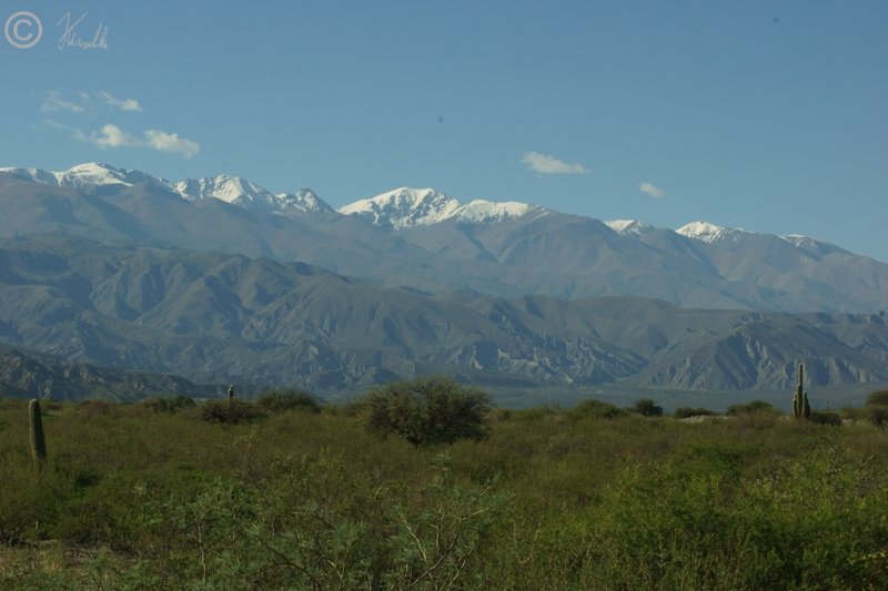 Blick aus dem Tal des Rio Cienaga nach Osten auf die Präkordillerengipfel