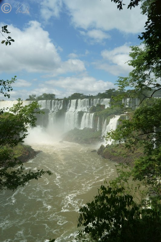 Blick vom unteren Weg auf die Iguazu-Wasserfälle