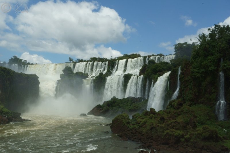 Blick aus der Schlucht auf die Iguazu-Wasserfälle