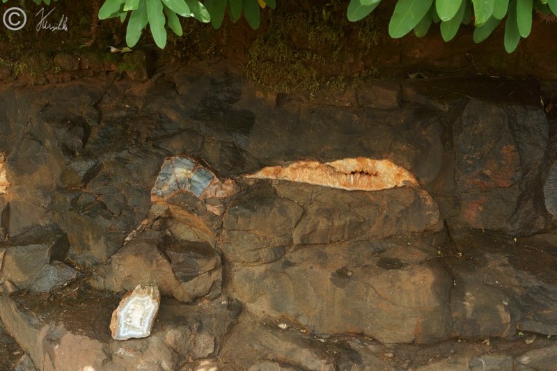 geöffnete Geode und Achat in einer Felswand