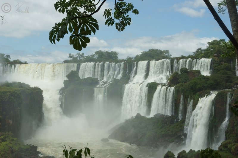 Blick vom unteren Weg auf die Iguazu-Wasserfälle