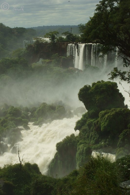 Blick vom oberen Rundweg auf die Iguazu-Wasserfälle