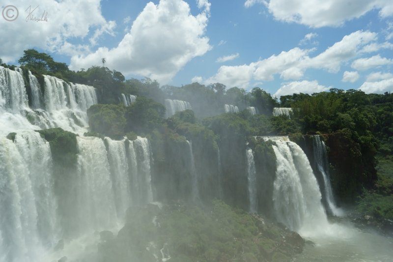Blick vom Aussichtspunkt auf der Isla San Martin auf die Iguazu-Wasserfälle