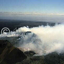 Blick vom Heli auf aktiven Krater des Pu' u O'o