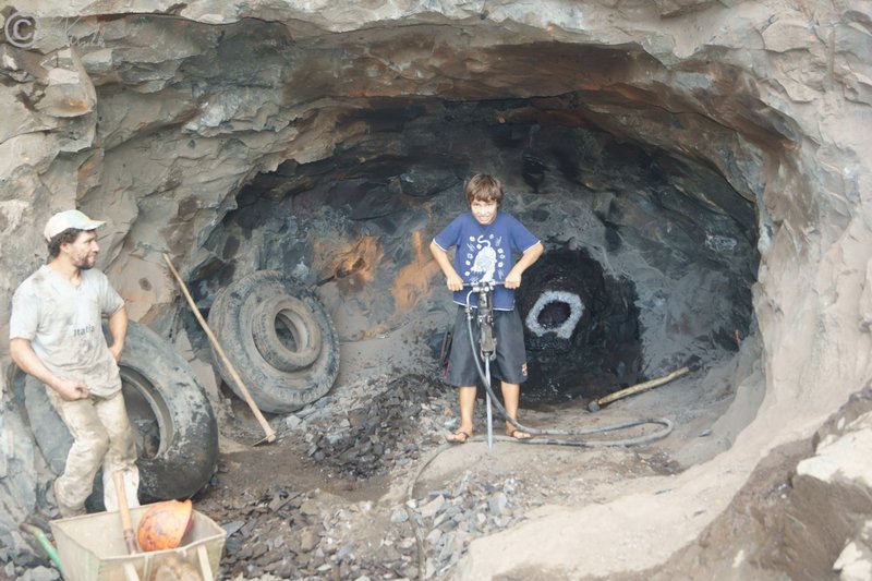 Sohn des Besitzers  der Mine demonstriert Abbaubetrieb im Stolln