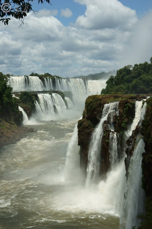 Blick von der Isla San Martin auf die Iguazu-Wasserfälle