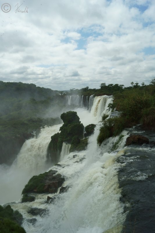 Blick vom oberen Rundweg auf die Iguazu-Wasserfälle Salto Mbiqua ud Salto San Martin