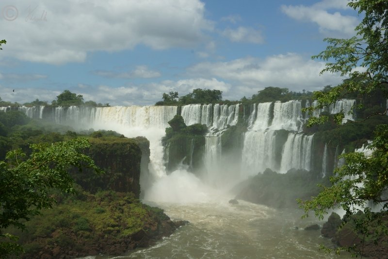 Blick vom unteren Weg über die Isla San Martin auf die Iguazu-Wasserfälle