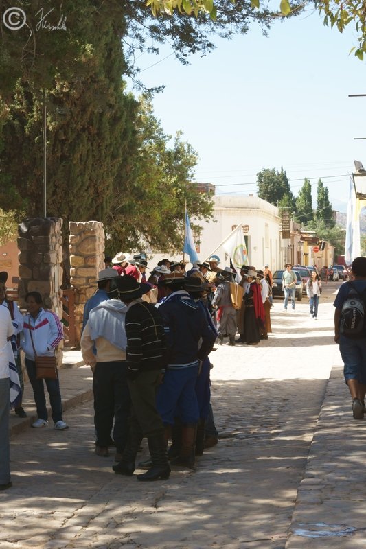 Indios der Andenprovinz versammeln sich zur Prozession
