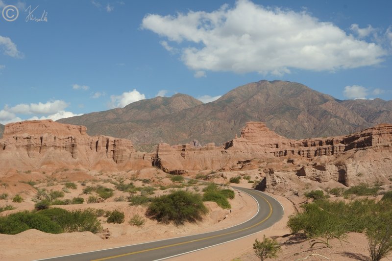 Blick von der Straße über die Felsen von las Ventanas nach Südost